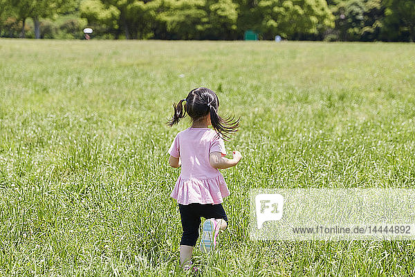 Japanisches Kind in einem Stadtpark