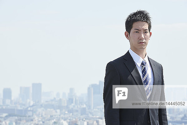Junger japanischer Geschäftsmann