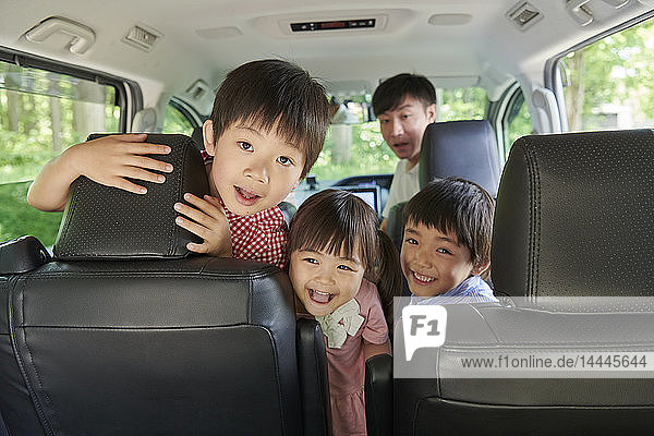Japanische Familie im Auto