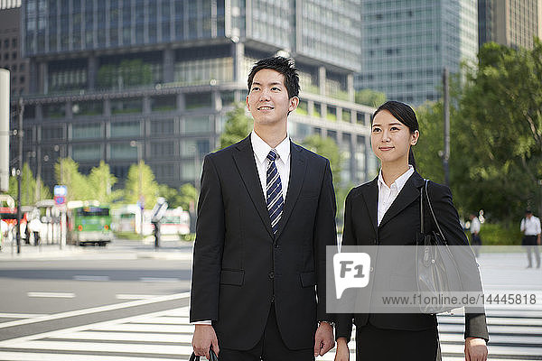 Junge japanische Geschäftsleute