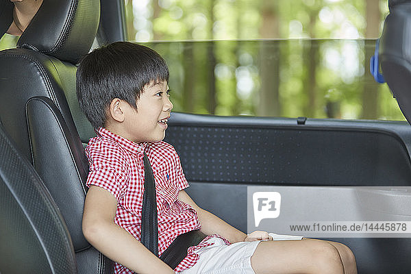 Japanisches Kind im Auto