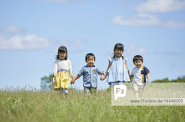 Japanische Kinder in einem Stadtpark