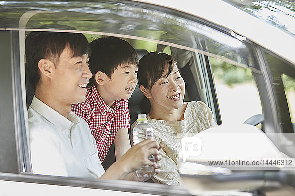 Japanische Familie im Auto
