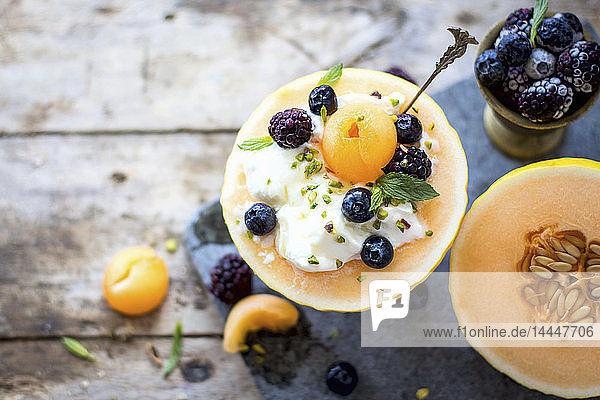 Frühstücks-Melonen-Schale mit Joghurt  Blaubeeren  Brombeeren