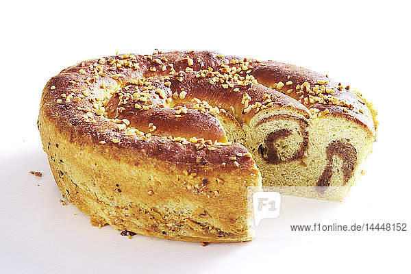 Osterschnecke (Ostergebäck aus Bayern) aus Hefeteig mit Füllung aus Haselnuss Rosinen Zucker und Rum