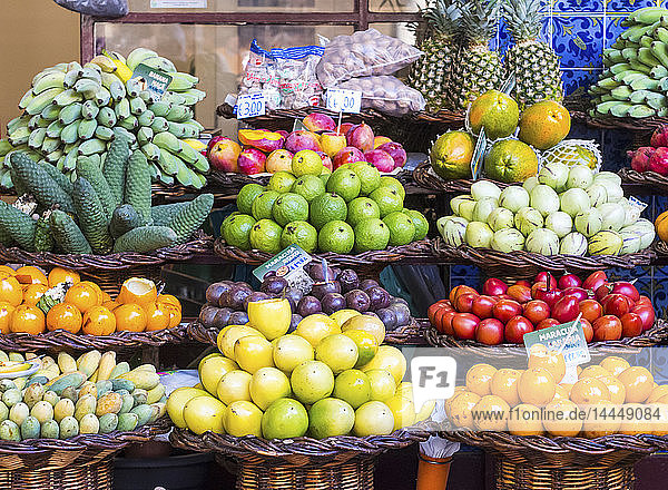 Obststand auf einem Markt in Madeira (Portugal)