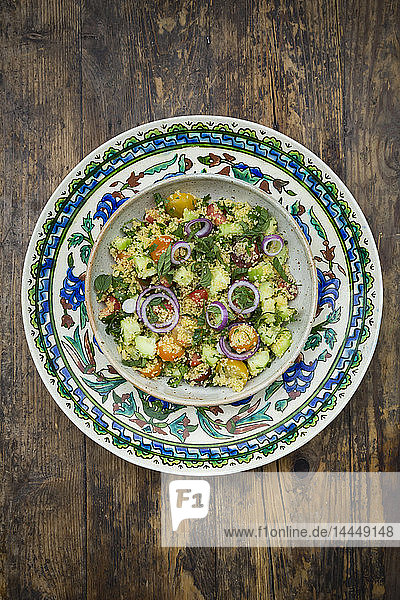 Tabbouleh (Couscous-Salat mit Tomaten  Gurken  roten Zwiebeln  Petersilie und Minze)