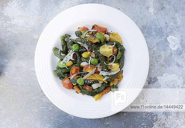 Hausgemachte Spinat-Picci-Nudeln  serviert mit Gemüse