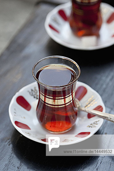 Türkischer Tee in traditionellen tulpenförmigen Gläsern