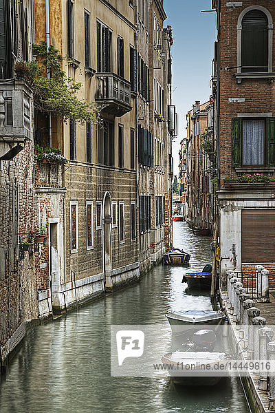 Häuser entlang des Kanals  Venedig  Italien