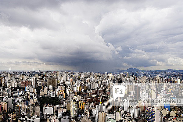 Regenschauer nähert sich der Innenstadt von Sao Paulo