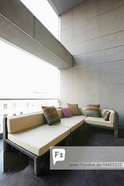 Sofa auf Luxus-Terrasse