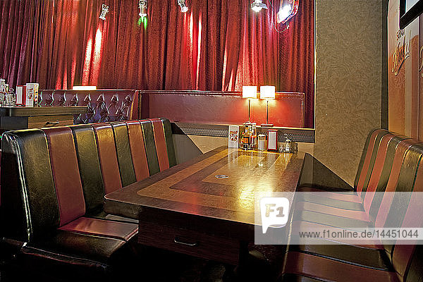 Tisch und Stände in einem Americana Diner