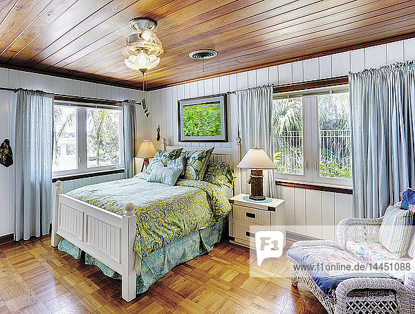 Schlafzimmer mit einer Holzdecke