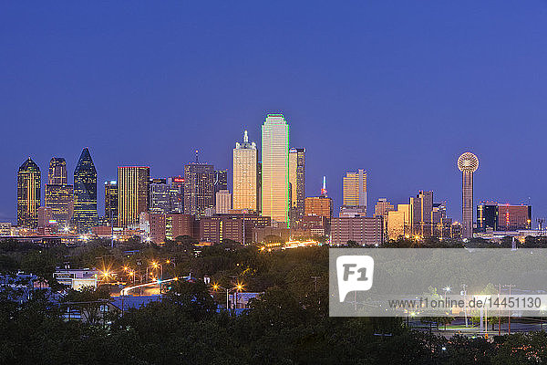 Stadtzentrum Dallas Skyline in der Abenddämmerung