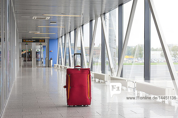 Koffer im leeren Flughafenkorridor