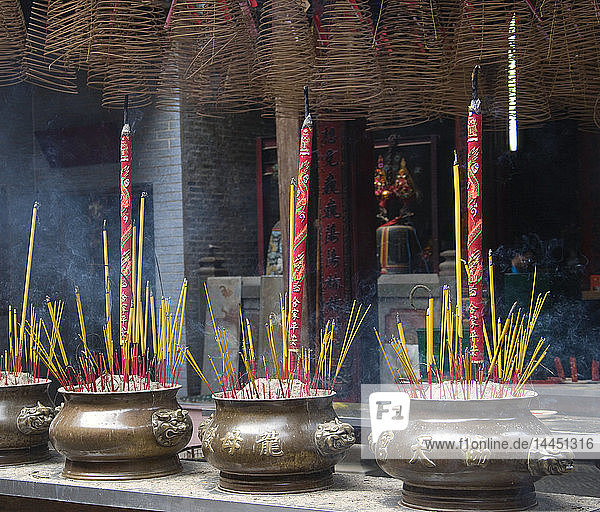 Weihrauchverbrennung im Thien-Hau-Tempel