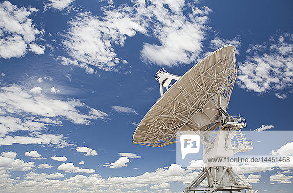 Satellitenschüssel unter blauem Himmel mit Wolken
