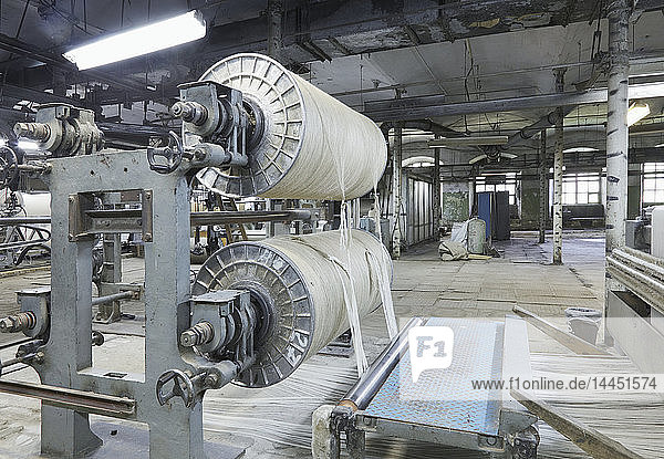 Industrieller Webstuhl in Textilfabrik