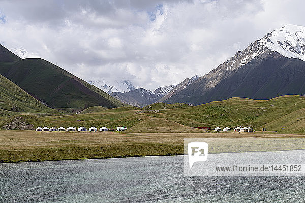 Landschaftsansicht mit See und schneebedeckten Bergen  Tulpar Kul  Kirgisistan.