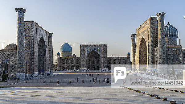 Registan-Platz mit imposanten Madrasa-Gebäuden  Ulug-Beg-Madrassa  Sher-Dor-Madrassa und die Tilya-Kori-Madrassa  Samarkand.