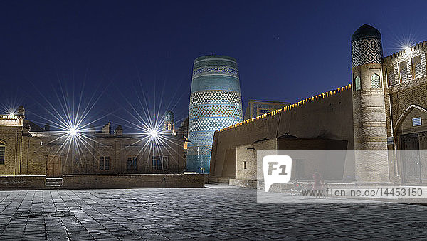 Das Zentrum von Chiwa bei Nacht  historische Moscheebauten mit glasierten Keramikfliesen außen  Usbekistan.