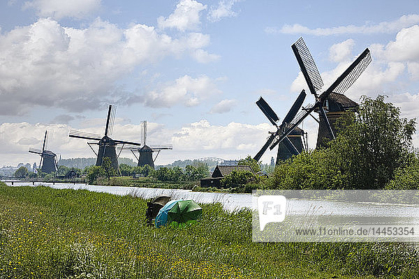 Windmühlen auf dem niederländischen Land
