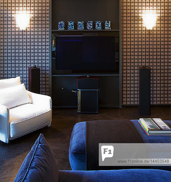 Flachbildschirm-Fernseher an Wohnzimmerwand