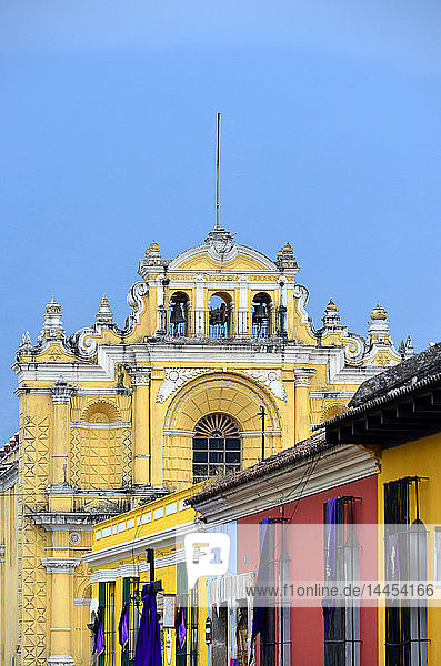 Detail einer kolonialen Kirchenfassade in der Stadt Antigua  Guatemala  Mittelamerika.