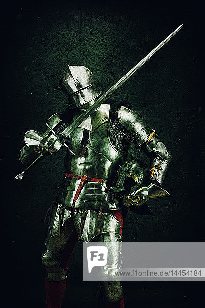 Porträt eines Ritters nach der Schlacht  in der Hand einen feindlichen Helm