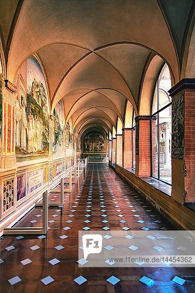 Mit Fresken verzierter Korridor der Abtei Asciano  Monte Oliveto Maggiore  Siena  Toskana
