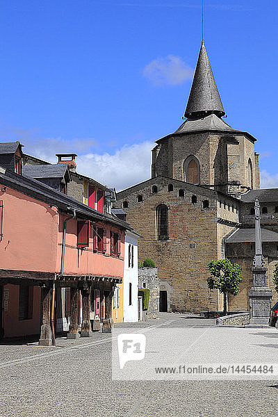 Frankreich  Occitanie (Midi Pyrenees )  Hautes Pyrenees (65)  Saint Savin (bei Argeles gazost)  Abteikirche