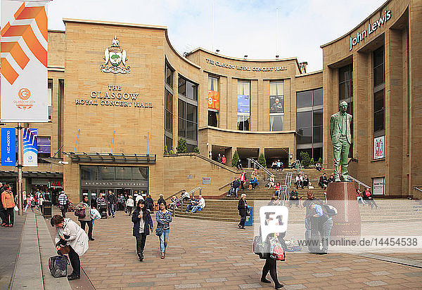 UK  Schottland  Glasgow  Glasgow Royal Concert Hall  Buchanan Street  Menschen