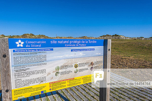 Frankreich  Bretagne  Bucht von Audierne  Informationstafel des Naturschutzgebiets der Landzunge von la Torche (Conservatoire du littoral (Küstenschutzbehörde))
