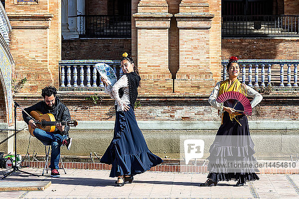 Sevilla  Spanien - 11. Januar 2017 - Flamenco-Tänzerin auf der Spanischen Treppe  Sevilla  Andalusien  Spanien  Westeuropa