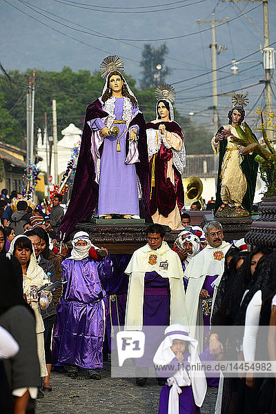 Büßer tragen das Bild eines Heiligen bei der Prozession von Jesus Nazareno del Perdon in der Karwoche  Antigua  Guatemala  Mittelamerika.