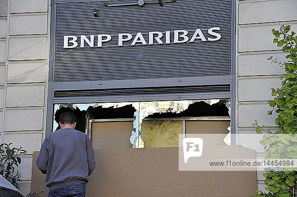 Frankreich  Stadt Nantes  Fenster der Bank BNP Paribas nach Ausschreitungen während einer Demonstration beschädigt  provisorische Reparatur des Schadens mit einer Sperrholzplatte.