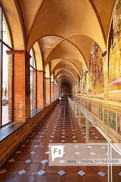 Korridor mit Fresken der Abtei Asciano  Monte Oliveto Maggiore  Siena  Toskana