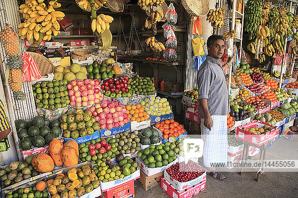 Sri Lanka; Kandy; Markt  Obstladen  Verkäufer '.