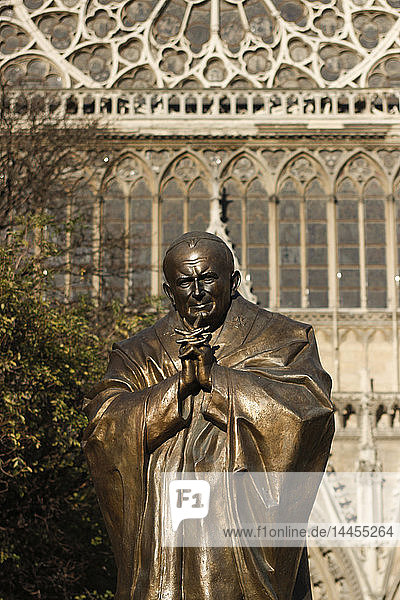Frankreich  Paris 4. Bezirk  eine Bronzestatue des Papstes Jean-Paul II  auf dem Platz Jean XXIII um die Kathedrale Notre-Dame de Paris