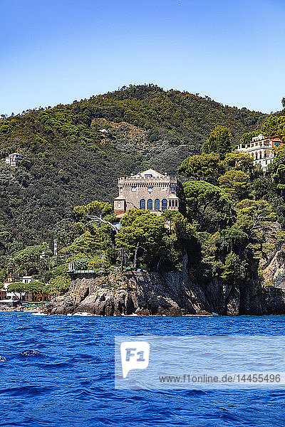 Portofino  Ligurien  Italien - 11. August 2018 - Blick auf ein luxuriöses Haus auf Höhe des Hafens