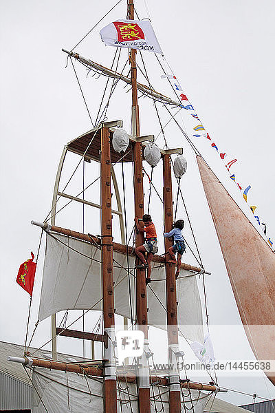 Normandie. Manche. Granville. Fest am Meer. Kinder klettern vergnügt auf die Masten der Segelschiffe.
