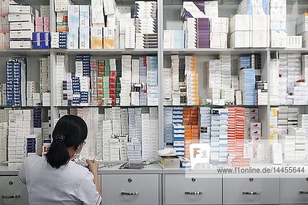 Krankenhausapotheke. Pharmazeut bei der Arbeit. Tam Duc Kardiologie Krankenhaus... Ho-Chi-Minh-Stadt. Vietnam.