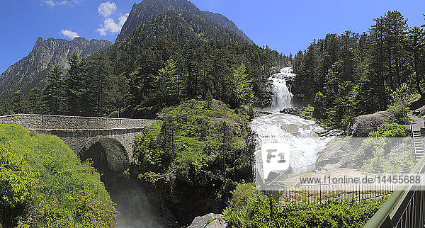 Frankreich  Okzitanien  Departement Hautes Pyrenees (65)  Cauterets  Wasserfall und Brücke Pont d'Espagne (Pyrenäen-Nationalpark)