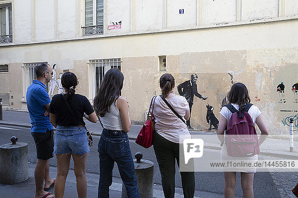 Blick auf ein Werk der Straßenkunst von der Bansky Street Victor Cousin. June 21  2018. Paris  Französisch.