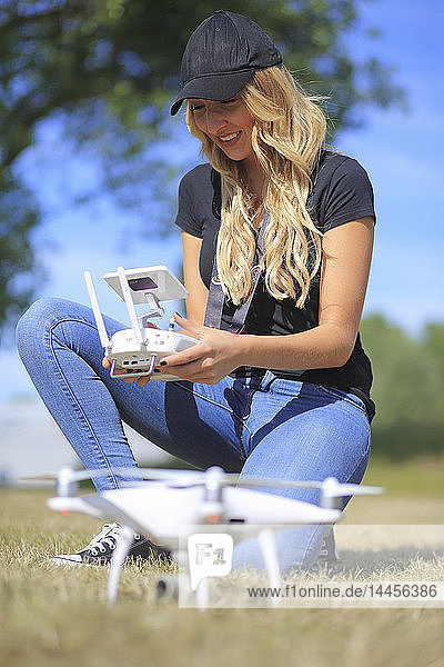 Junge Frau benutzt eine Drohne