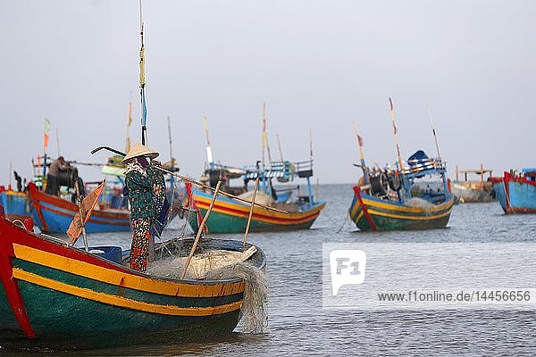 Fischer reparieren Fischernetze. Hang Dua Bucht. Vung Tau. Vietnam.