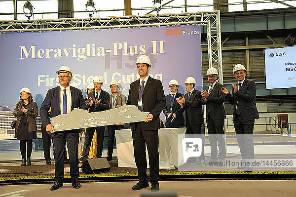 Frankreich  Region Pays de La Loire  Werft STX in der Stadt Saint-Nazaire  Zeremonie des ersten Stahlzuschnitts eines neuen Linienschiffs für MSC  Präsentation des Modells des zukünftigen Schiffs.