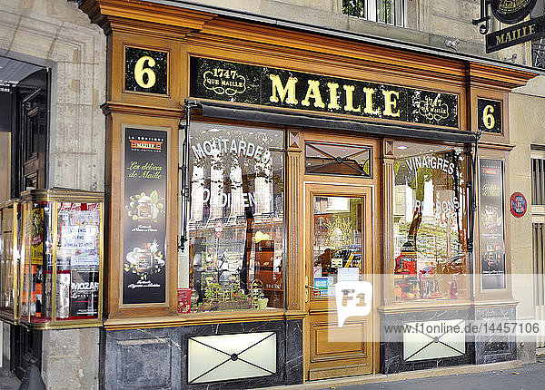 Frankreich  Paris  Fassade eines Delikatessengeschäfts auf einem Platz