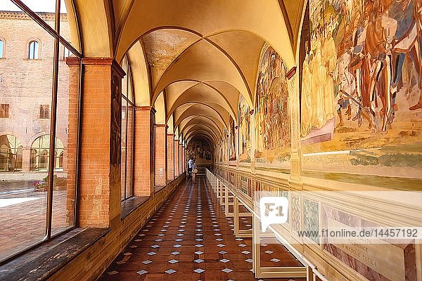Korridor mit Fresken der Abtei Asciano  Monte Oliveto Maggiore  Siena  Toskana